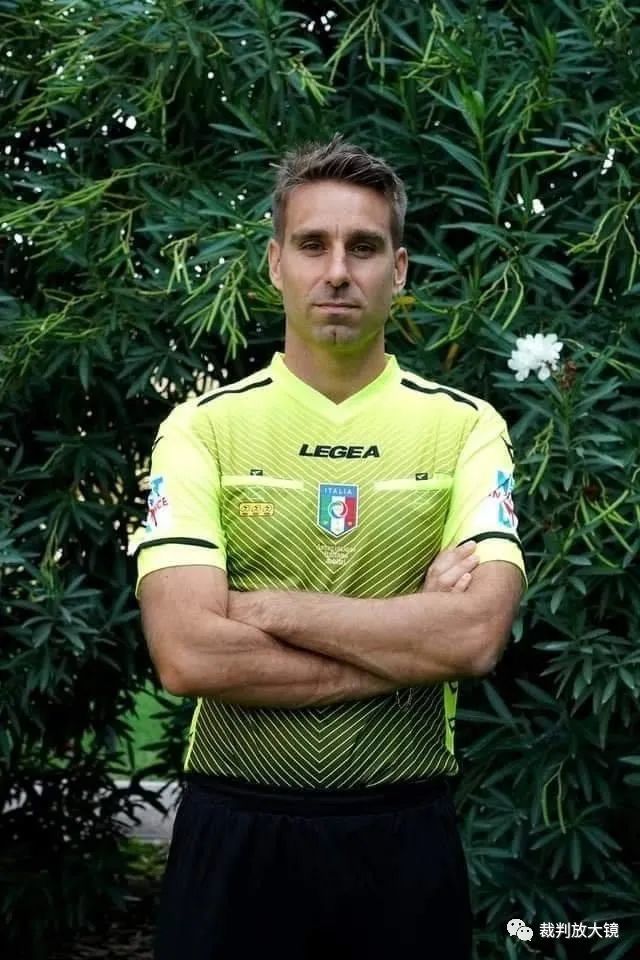 T1赛后暖心一幕，Oner蹲下和行动不便粉丝合影